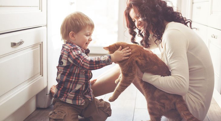 mom and child with cat